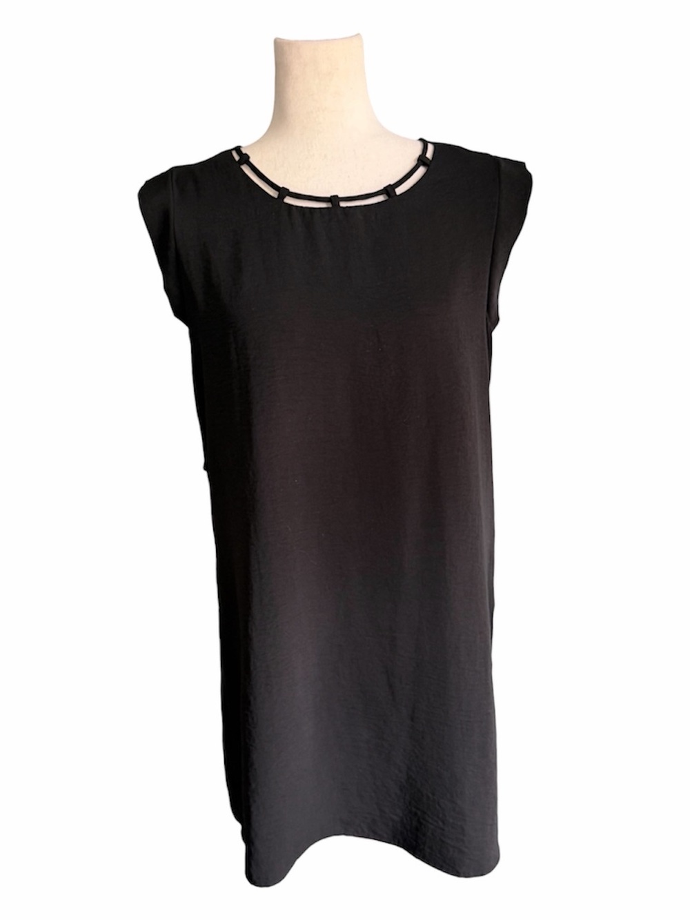 F21 Forever 21 Black Cutout Neck Shift Dress Mini Dress Classic LBD Small